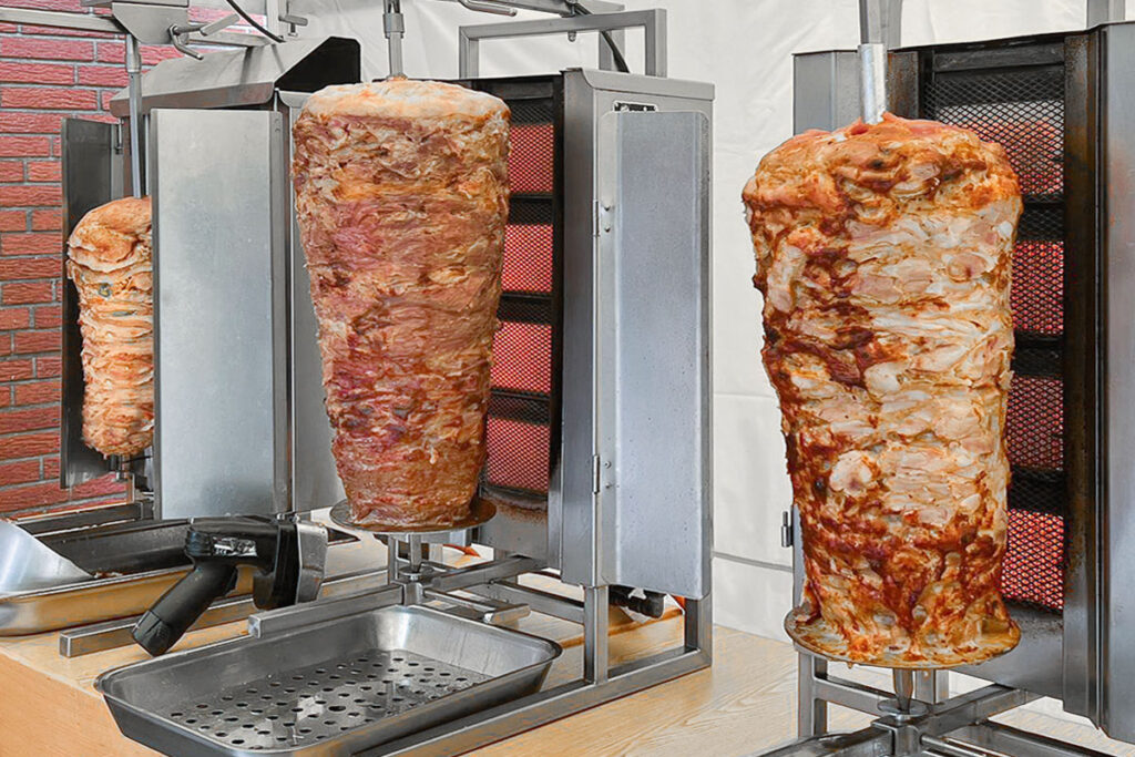 Mehrere Gyros-Spieße am Vertikalgrill für hochwertiges Gyros Catering bei Veranstaltungen und Firmenevents